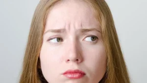 خط اخم باعث کاهش اعتماد به نفسم شده، بهترین راهکار برای رفع آن کدام است؟